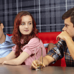 他の男にホイホイいくなよ 男が思わず ヤキモチを焼く瞬間 4選 モデルプレス