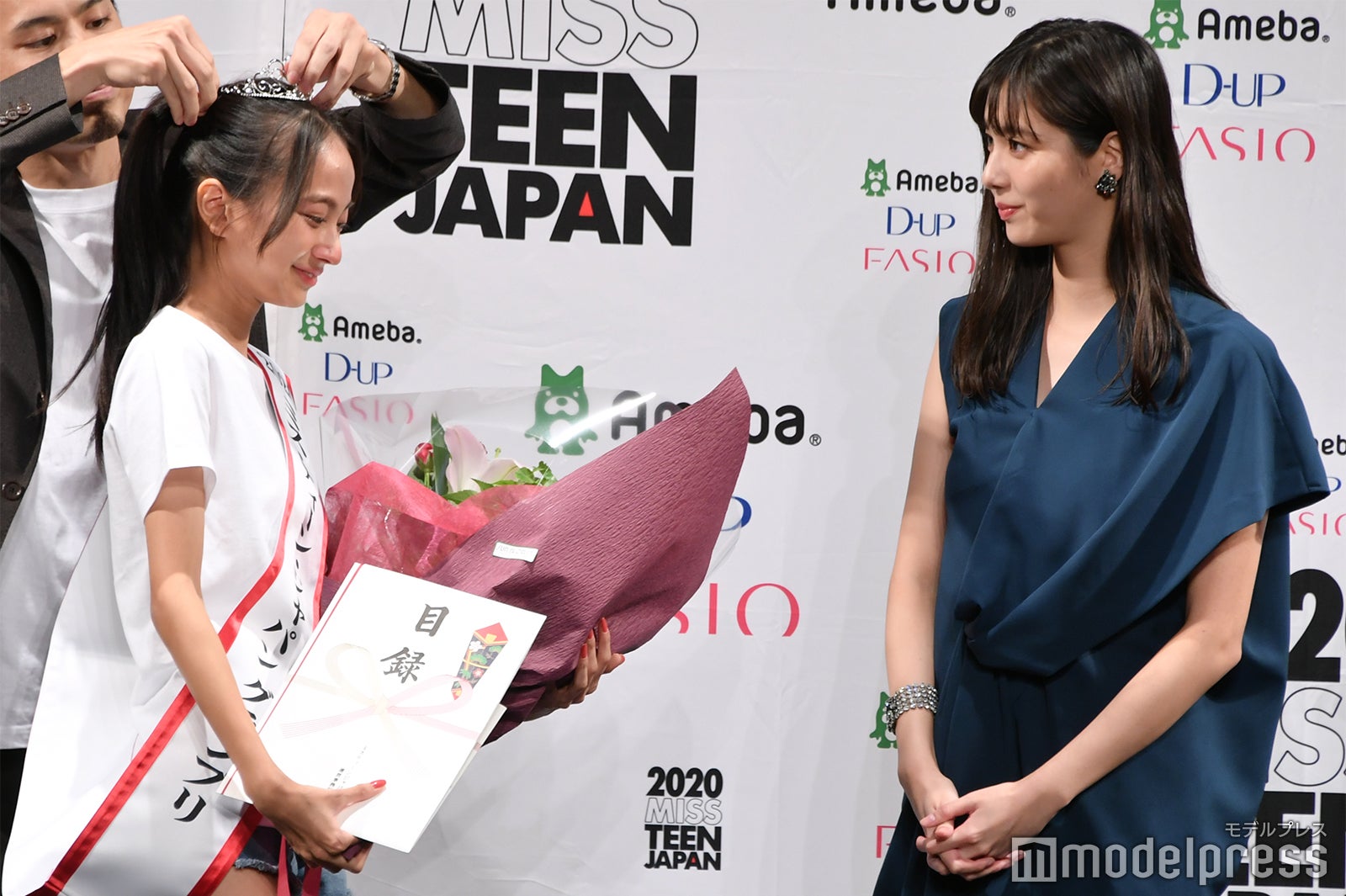 酒井柚菜さん、新川優愛 （C）モデルプレス