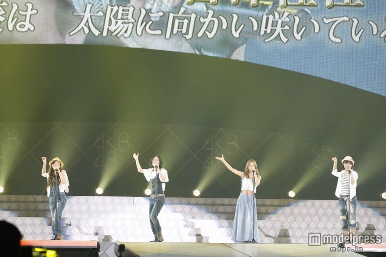 「向日葵」を歌唱するメンバーたち（C）AKS