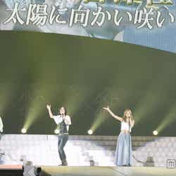 「向日葵」を歌唱するメンバーたち(C)AKS