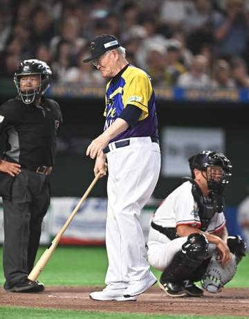 御年86歳、代打・張本勲氏に大歓声 ゆっくりした歩みで打席へ 上原浩治氏の投球に1球でベンチに下がって申告敬遠求める