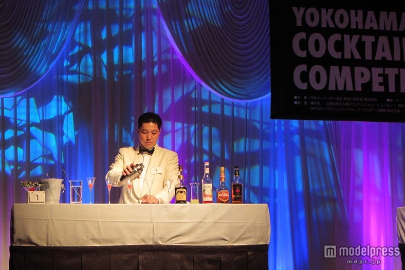 オリジナルのカクテルをつくる鈴木章浩氏（C）Disney