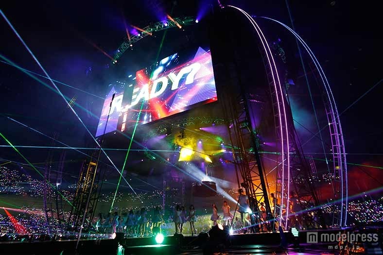 ライブの様子（C）AKS