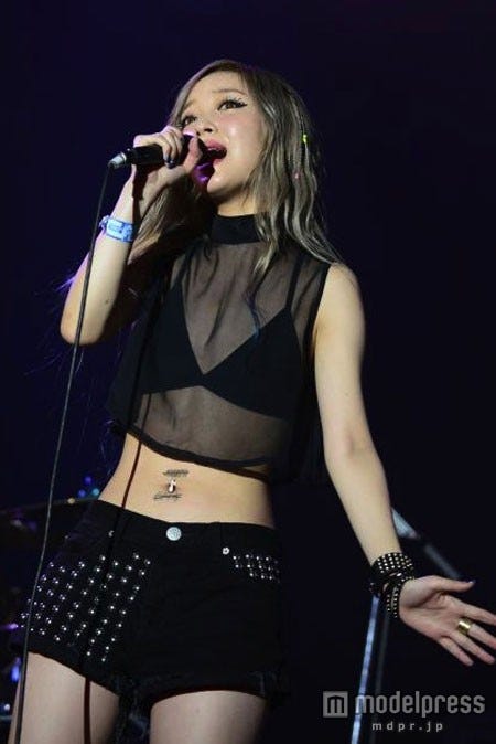 SUMMER SONIC 2013でパフォーマンス へそ出しスタイルのAMIAYAのAYA