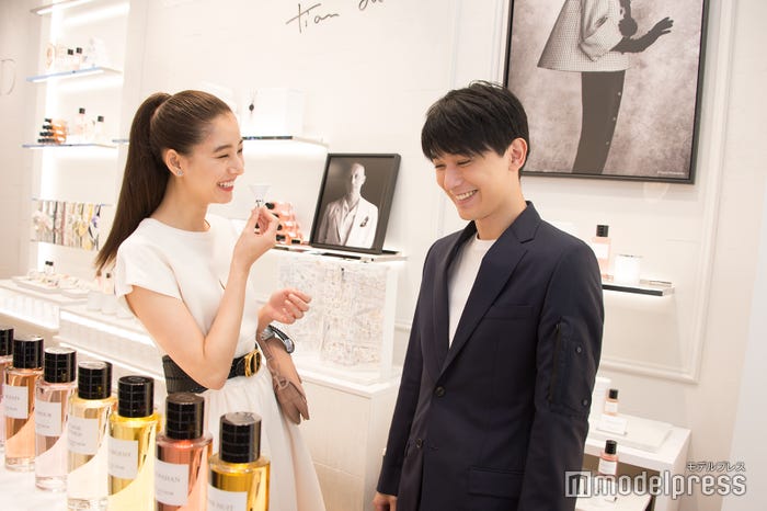 笑顔の絶えない2人(C)モデルプレス