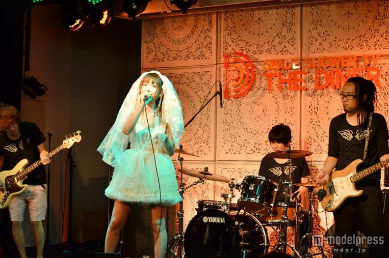 ミニワンピで熱唱する菅野結以