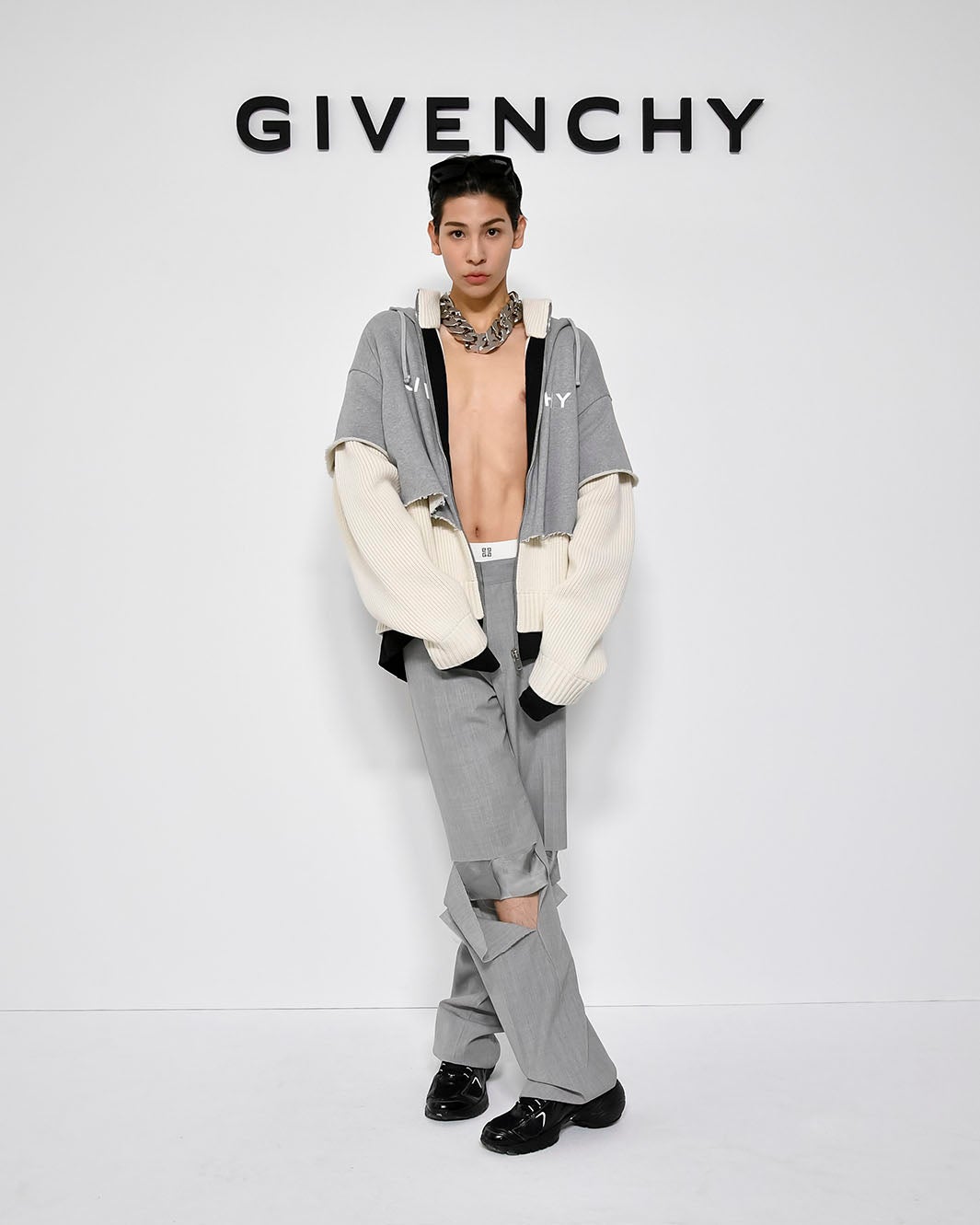 Snow Manラウール、パリコレで初のフロントロウ「ジバンシィ」ショーを満喫