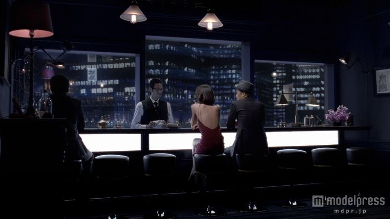 （左から）水原希子、リリー・フランキーのバックショット