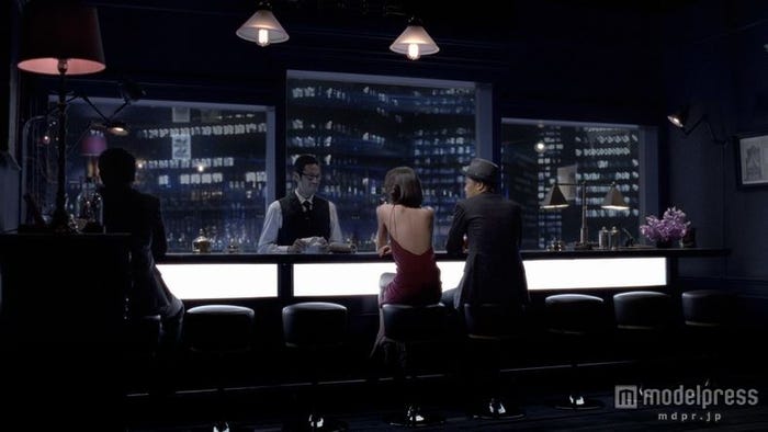 (左から)水原希子、リリー・フランキーのバックショット