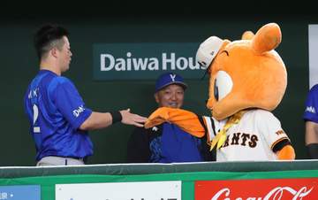 【カメラマン発】一緒に“デスターシャ”やりたい！マスコットのおねだりにDeNA・牧秀悟は…
