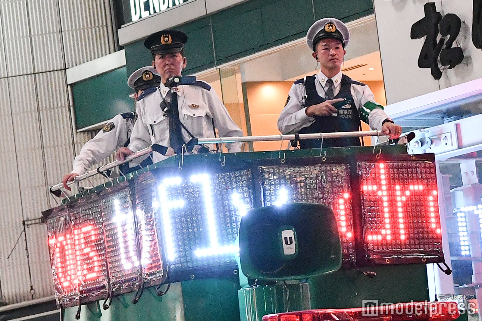 DJポリス、英語でも呼びかける／2019年10月26日午後19時頃撮影 （C）モデルプレス