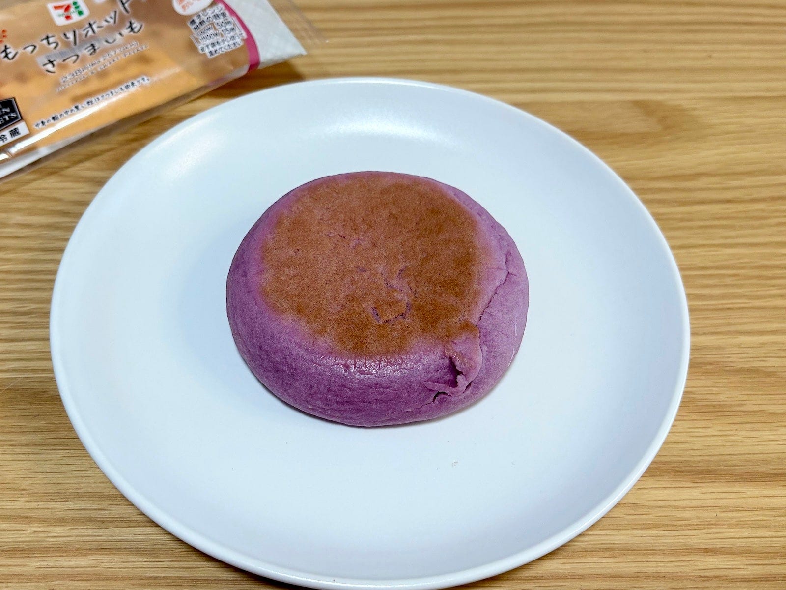 韓国で食べるホットクと比べると、生地が厚めでずっしりしています