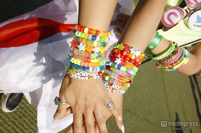 ジャラジャラとキャンディブレスレットをつけている来場者
