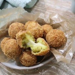 中からチーズがとろ~りとろけだす!さつまいもとチーズのひとくちコロッケ