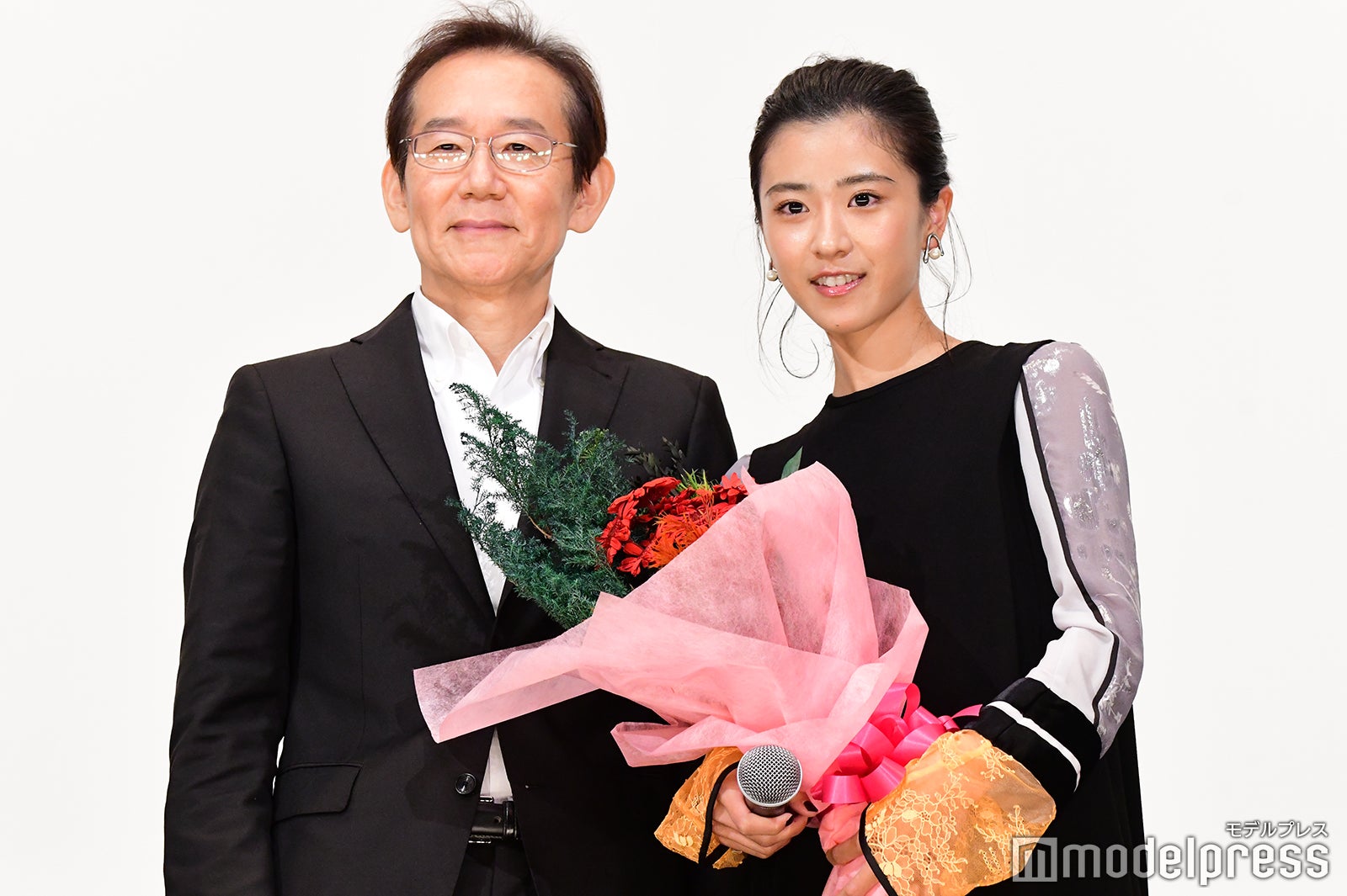 周防正行監督、黒島結菜（C）モデルプレス