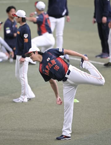 侍合流の大谷翔平が背番号「16」、気合の半袖ユニホーム姿でグラウンドへ 阪神・坂本と両手で握手、ソフトB・近藤と談笑しながら笑顔でアップ