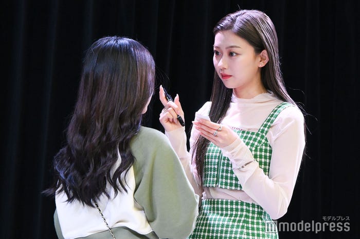 当選したファンと交流するみとゆな(C)モデルプレス