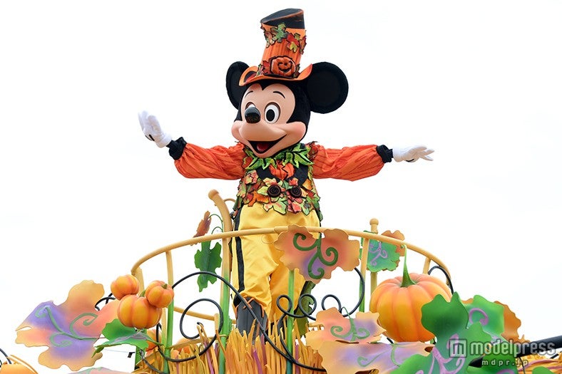 華やかなパレード「ハッピーハロウィーンハーベスト」／ミッキー