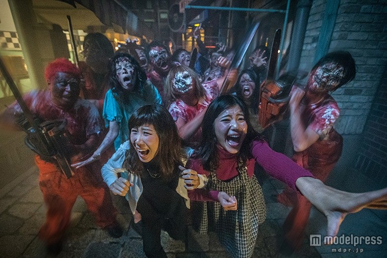 暗闇のパークに「ストリート・ゾンビ」が突如大量発生／画像提供：ユニバーサル・スタジオ・ジャパン