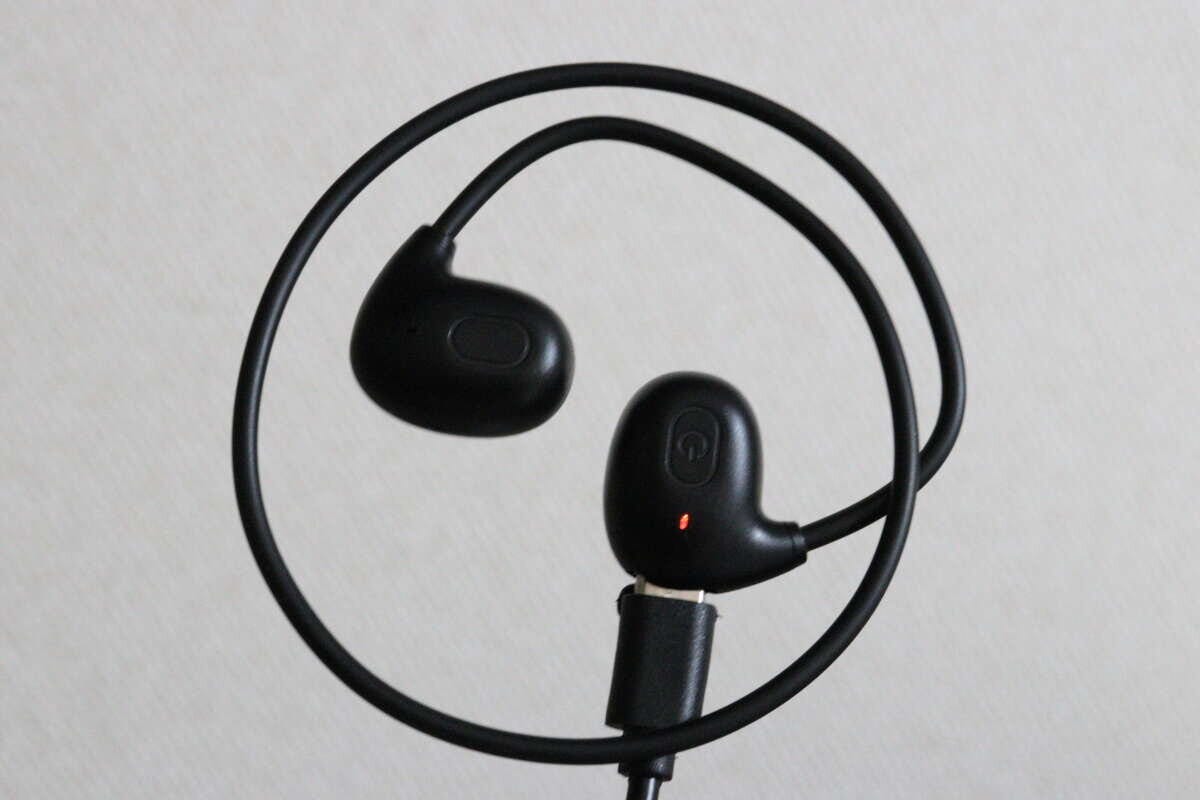 ダイソーのオープンワイヤレスイヤホン（OpenBT001、ブラック）を充電する