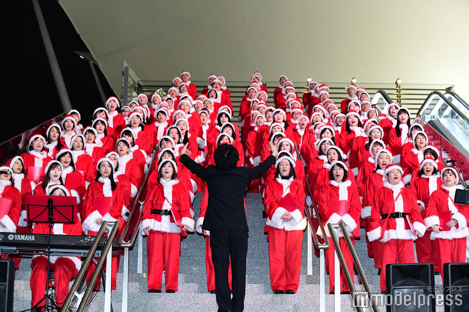 「東京駅105th Anniversary 105人サンタを探せ！ビンゴスタンプラリー」オープニングセレモニーの様子（C）モデルプレス
