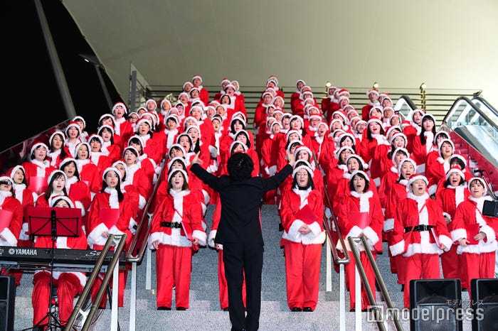 「東京駅105th Anniversary 105人サンタを探せ!ビンゴスタンプラリー」オープニングセレモニーの様子(C)モデルプレス