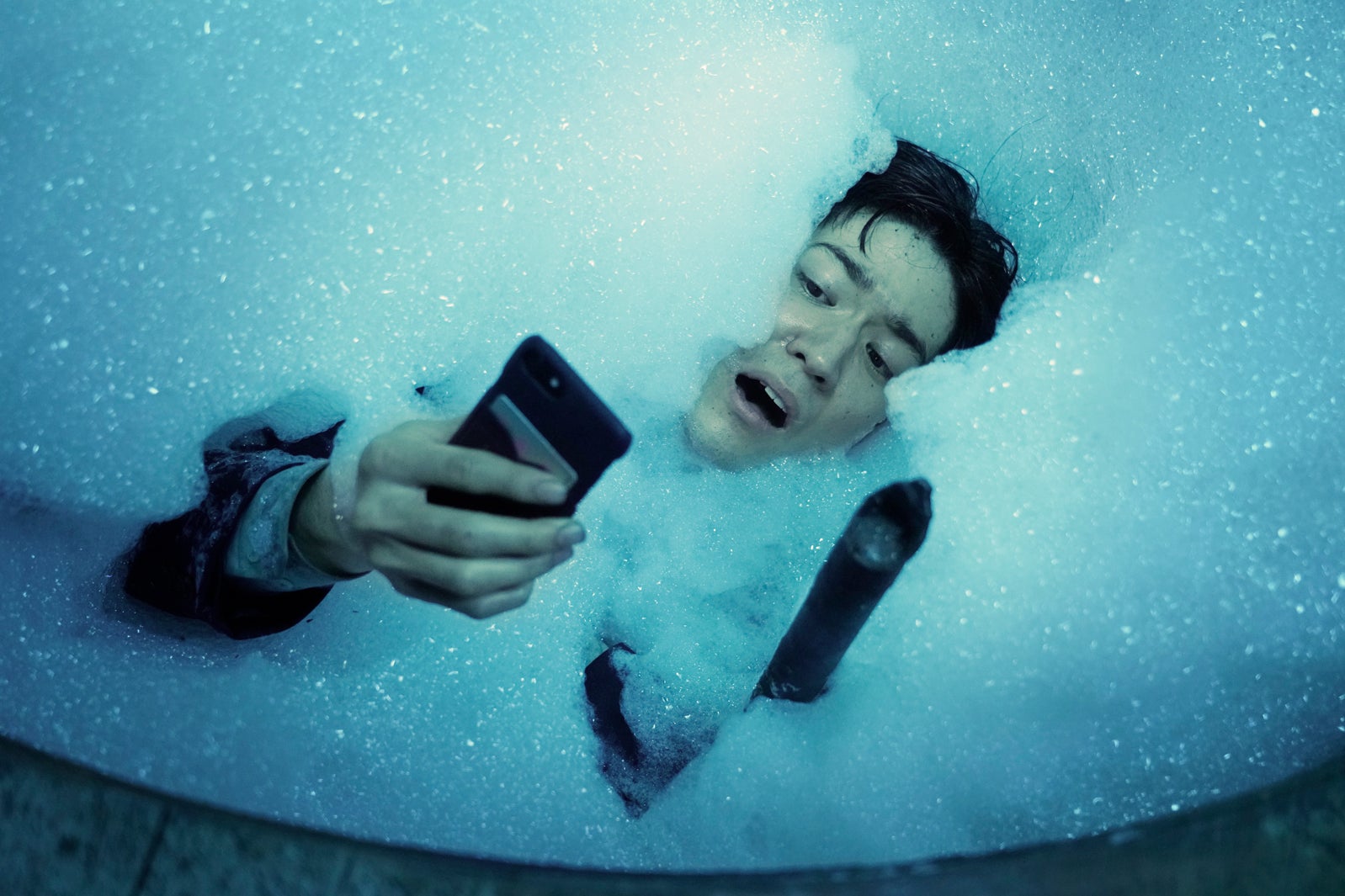 Hey! Say! JUMP中島裕翔、泡に埋もれ“危機一髪”「#マンホール」場面写真＆メイキング写真解禁