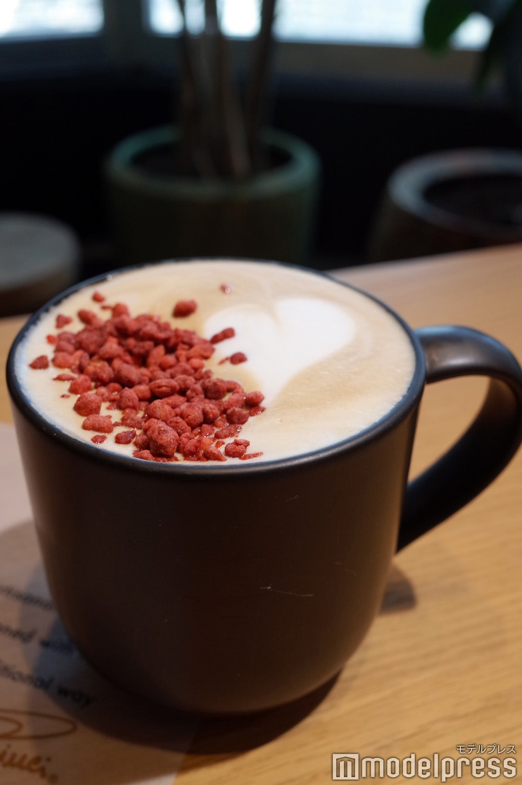 ストロベリー ラベンダー ラテ（C）モデルプレス