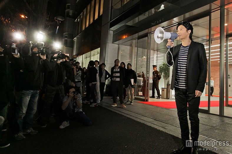 拡声器でファンに呼びかける福山雅治