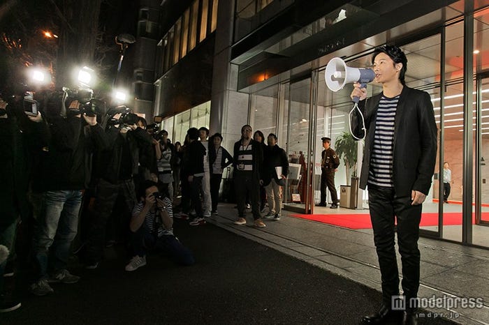 拡声器でファンに呼びかける福山雅治