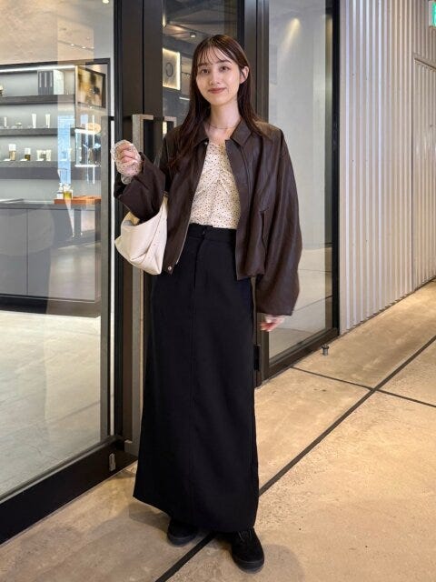 甘辛フェミニンコーデ 2025秋女性レザージャケット甘辛フェミニンコーデ