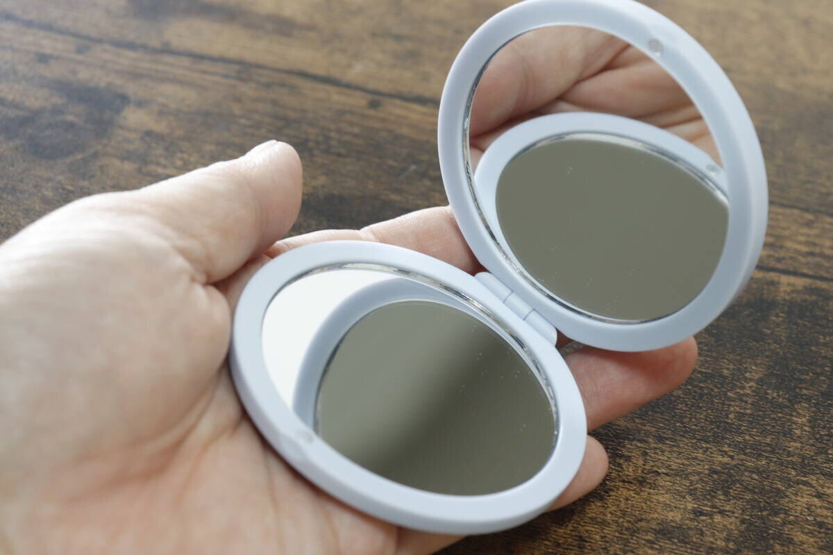 ダイソー コンパクトミラー(ルーレット付、A) ダイソーのコンパクトミラー(ルーレット付、A)の使用例