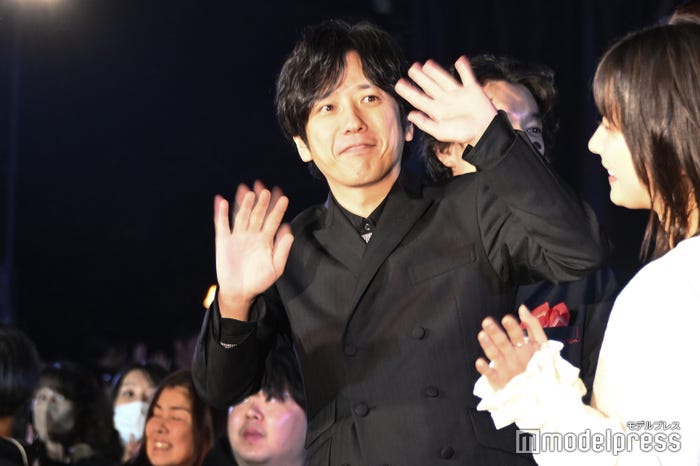 ファンに手を振る二宮和也(C)モデルプレス