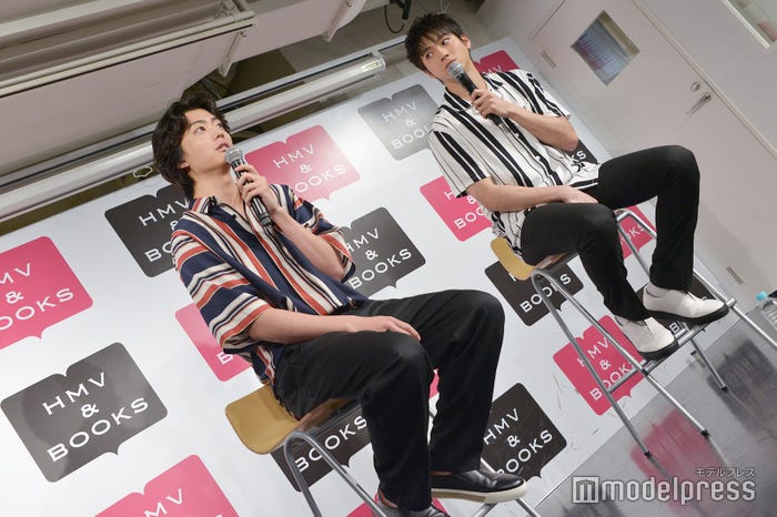 ポーズまでシンクロしている健太郎と山田裕貴 (C)モデルプレス