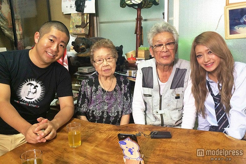 （左から）澤部佑、秋山夫妻、みちょぱ