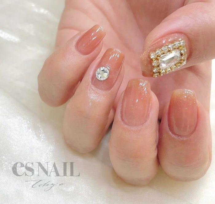 ワンポイントビジューネイル(2)トレンド感アップの韓国風ビジュー(画像提供:esNAIL)