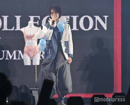 斎藤工、“感染防止手袋”巻きつけインパクト大コーデ TGCゲスト登場<TGC 2022 S/S>