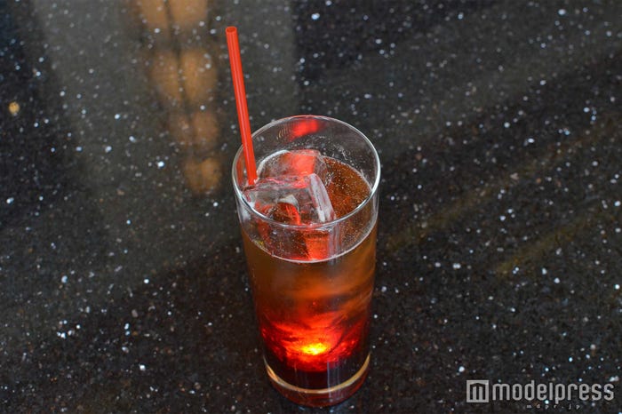 キューブが赤く光る(C)モデルプレス