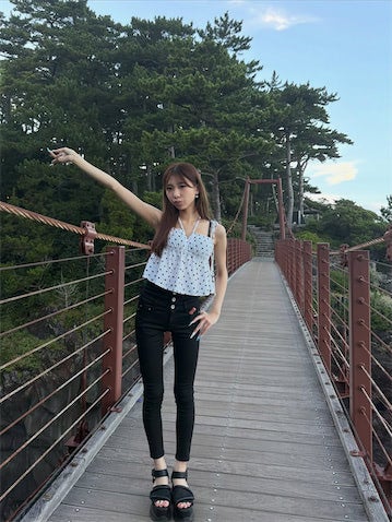 16歳JKモデル・こいろん、吊り橋で見せた"脚長コーデ"が話題「超超超絶可愛い〜」