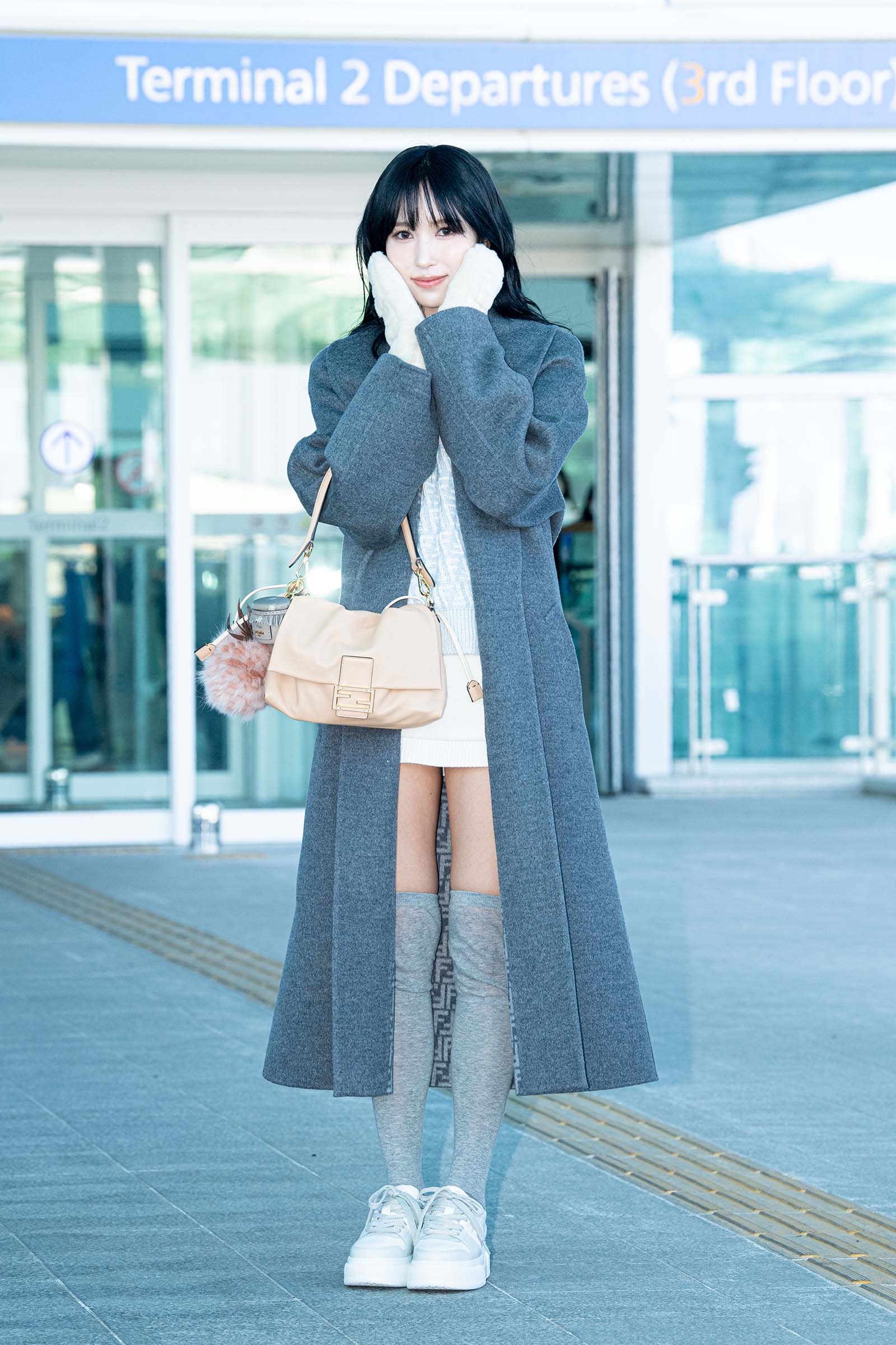 TWICEミナ「フェンディ」トータルルック纏い空港登場 ミラノ開催のコレクション参加へ