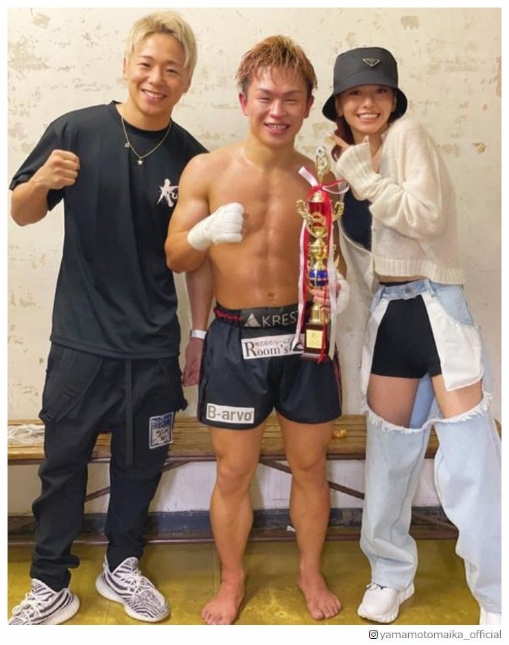 山本舞香、個性派デニム姿に「似合うのすごい」「スタイルの良さが際立つ」の声