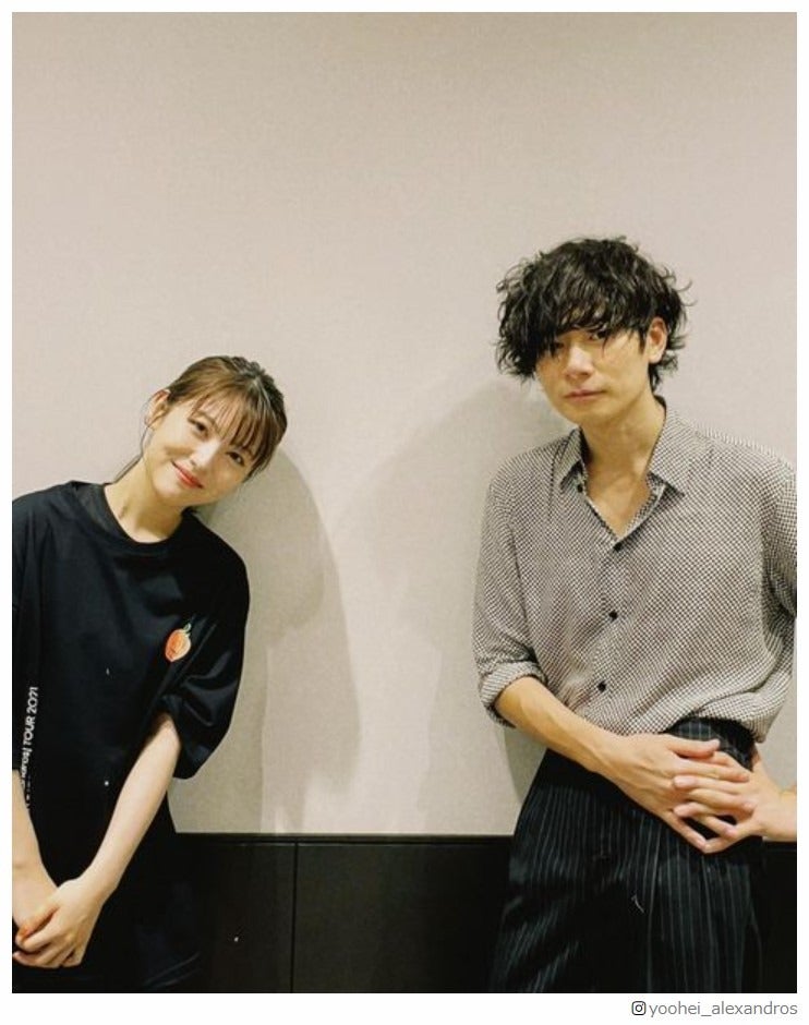 浜辺美波、[Alexandros]ライブを鑑賞 川上洋平との「ウチカレ」2ショットにファン歓喜