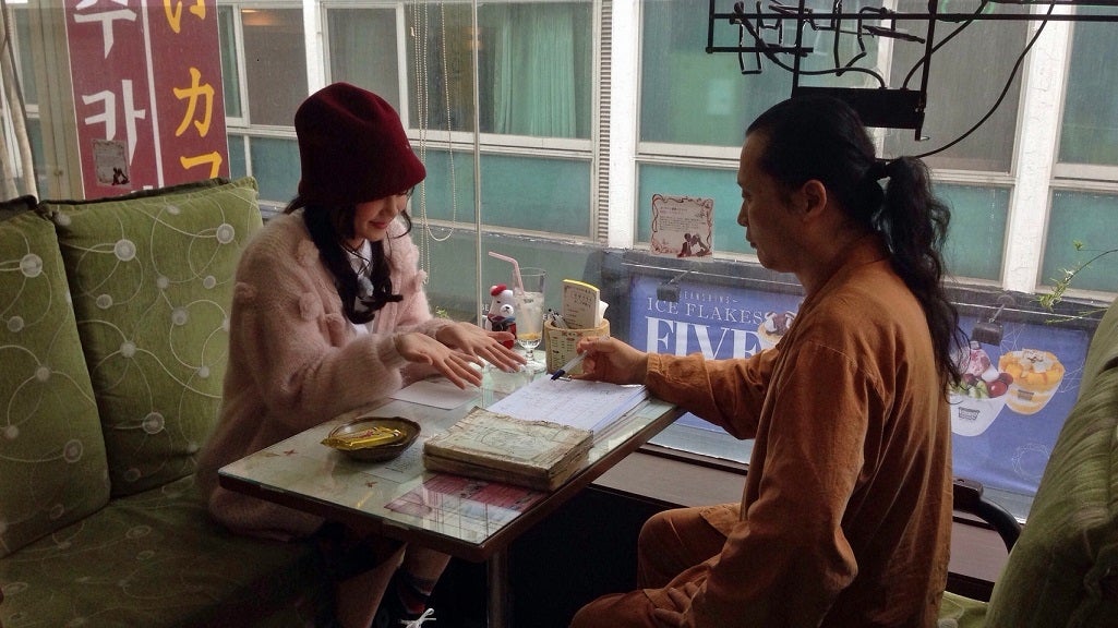 占い体験中の清水富美加／画像提供：関西テレビ