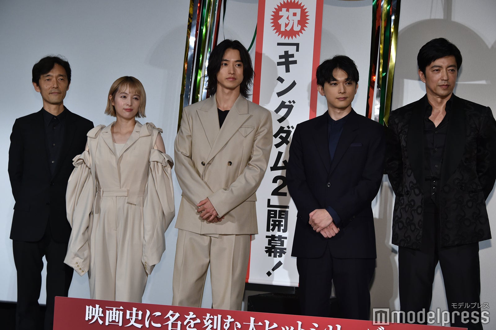 「キングダム2 遥かなる大地へ」初日舞台挨拶に出席した（左から）佐藤信介監督、清野菜名、山崎賢人、吉沢亮、大沢たかお （C）モデルプレス