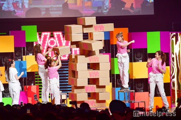 ViViモデルで巨大ジェンガ (C)モデルプレス