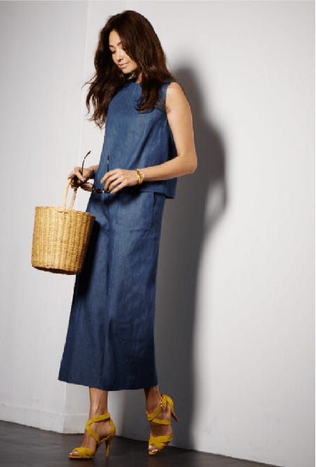 デニムトップス¥6,800、ソフトデニムパンツ¥8,800/ともにMila Owen ルミネ新宿2店 サングラス¥3,900/JINS バングル¥6,000/アビステ かごバッグ¥7,900/ステラ ハリウッド 青山店 サンダル¥15,000/ダイアナ(ダイアナ 銀座本店)(C)TOPLOG