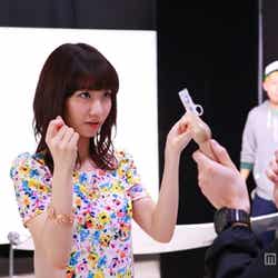 グリコの新CMに登場するAKB48柏木由紀/パピコ 新TV-CM「相性診断パピコ」篇メイキングより