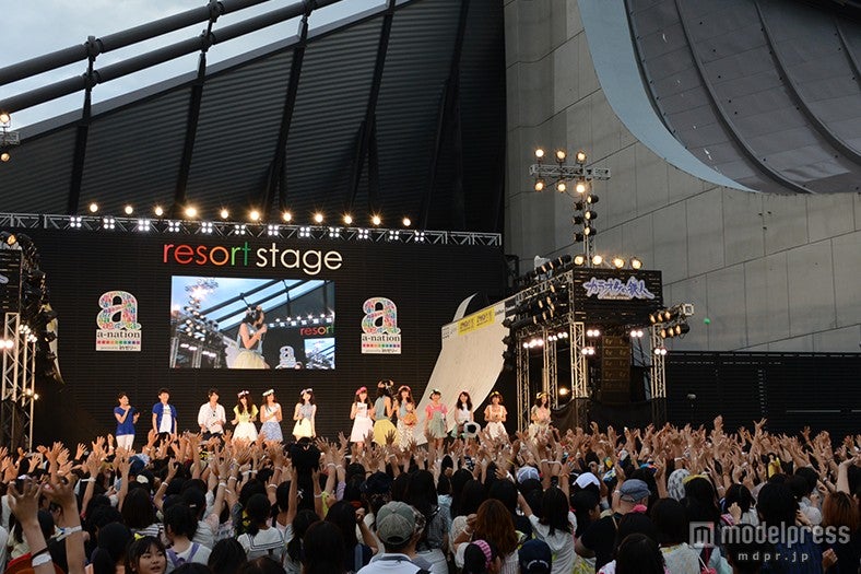大雨の中、たくさんのファンが駆けつけた