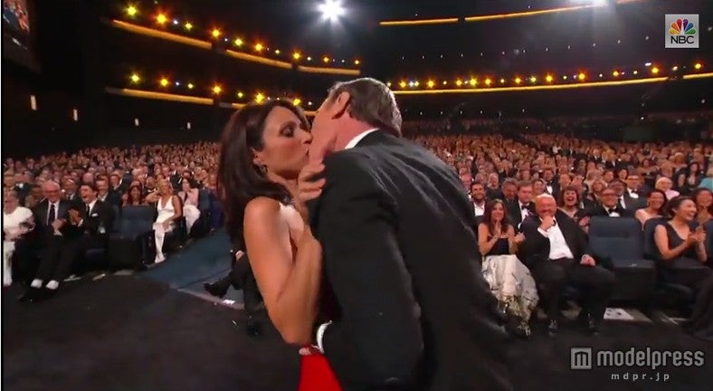 授賞式での突然の熱烈なキスが大きな話題に／NBC YouTubeより