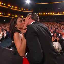 授賞式での突然の熱烈なキスが大きな話題に／NBC YouTubeより